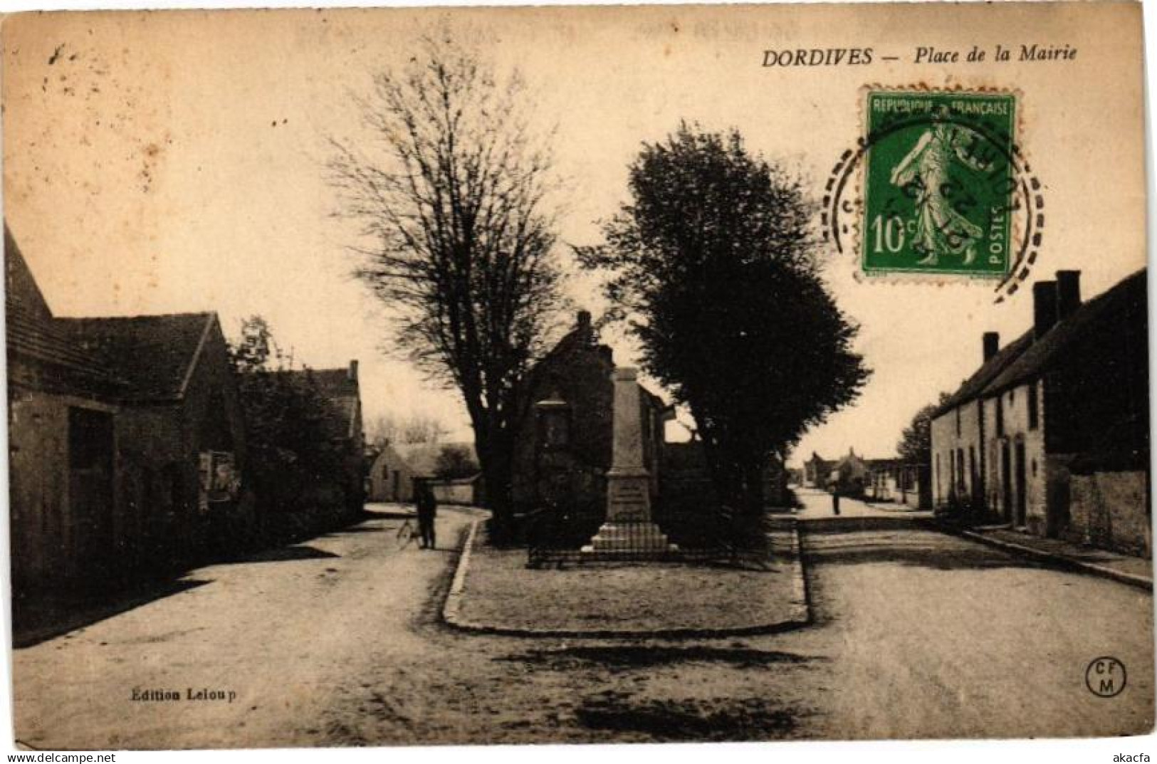 CPA DORDIVES-Place de la Mairie (264922)