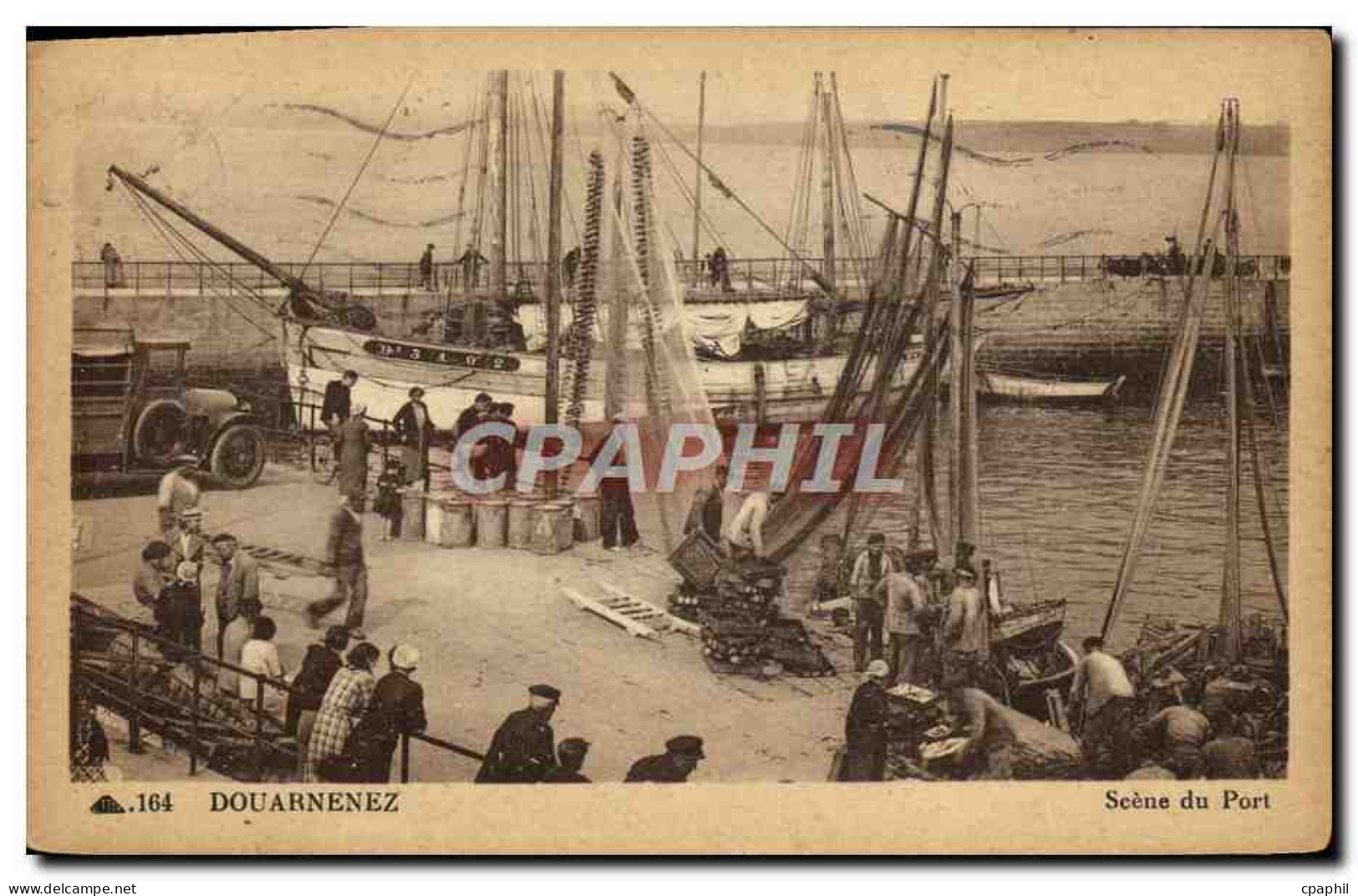CPA Douarnenez Scene du Port Bateaux
