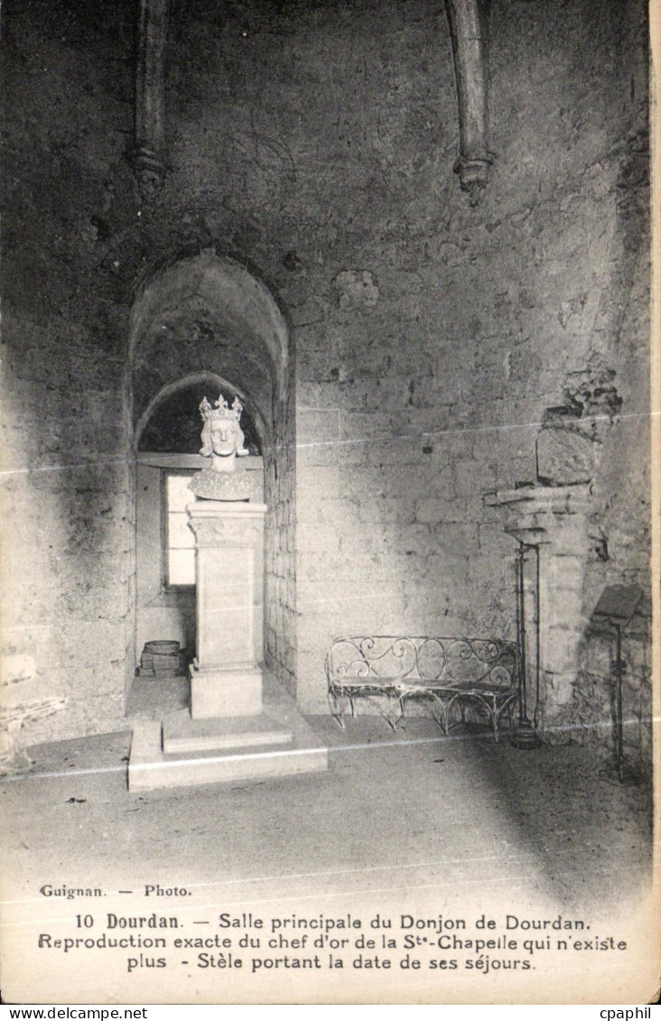 CPA Dourdan Salle principale du Donjon de Dourdan Reproduction exacte du chef d or