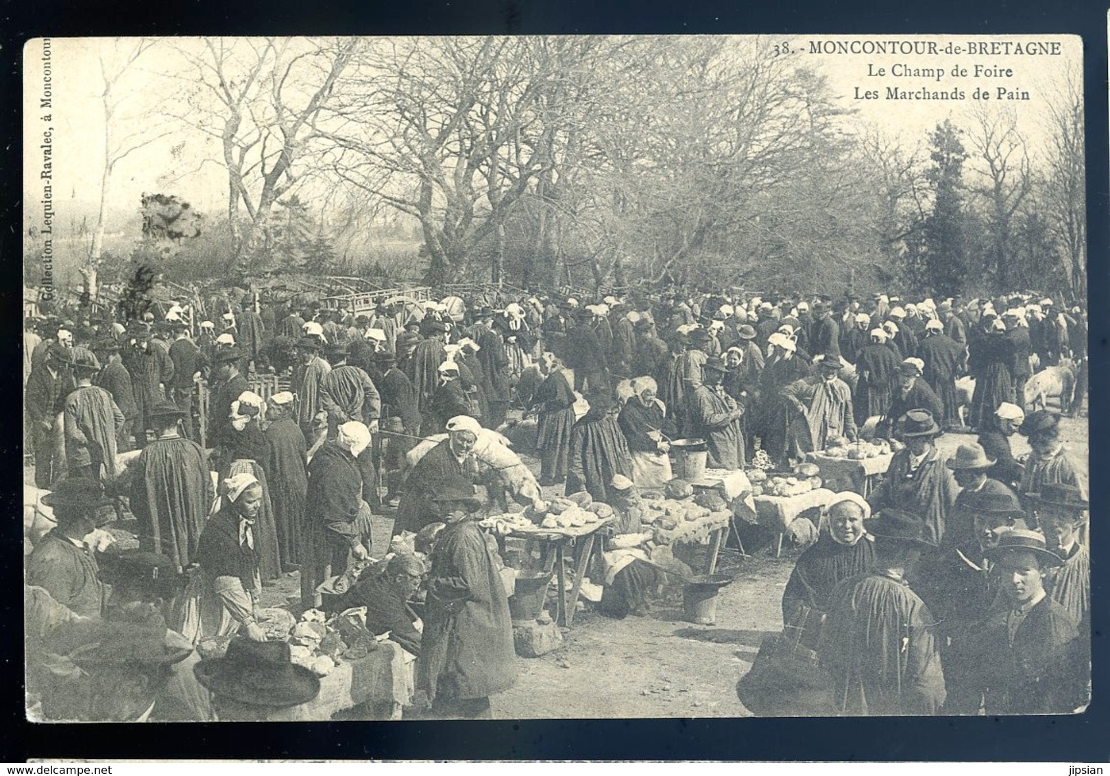 cpa du 22 Moncontour de Bretagne le Champ de Foire , les Marchands de Pain    LZ129