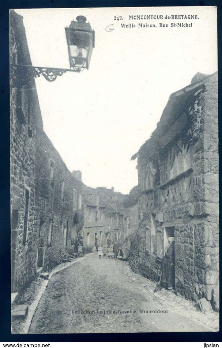 cpa du 22 Moncontour de Bretagne Vieille Maison , rue St Michel    LZ42