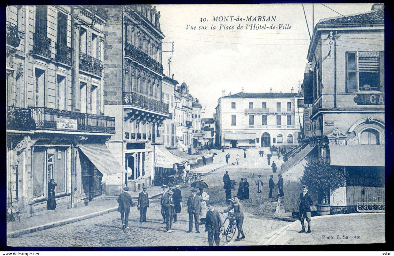 cpa du 40 -- Mont de Marsan vue sur la place de l' Hôtel de Ville   -- photo Sarrotte Mont de Marsan  AOUT22-85