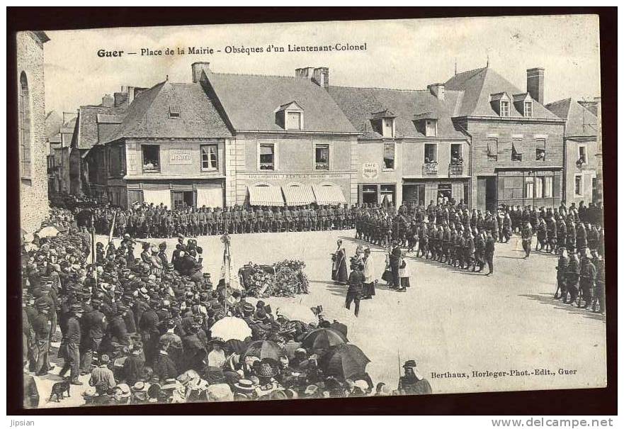Cpa du 56 Guer Place de la Mairie Obsèques d'un Lieutenant Colonel  A31