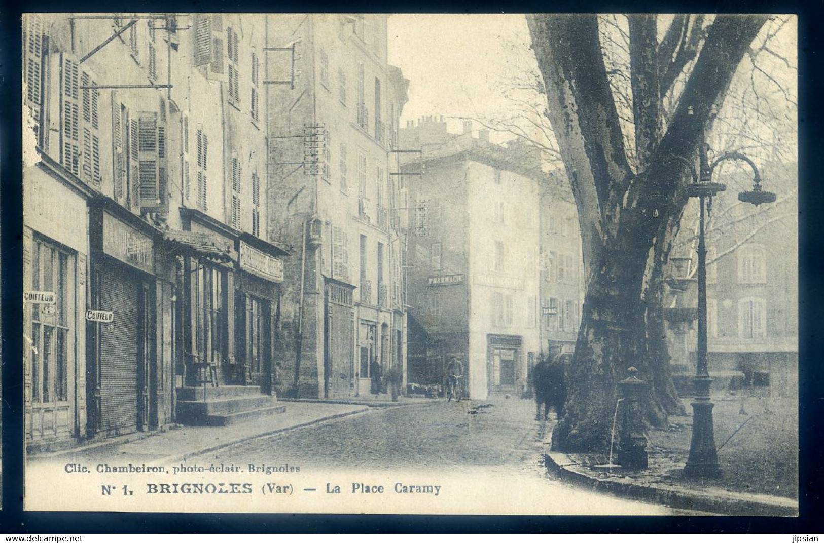 cpa du 83 Brignoles -- la place Caramy    JU25-81