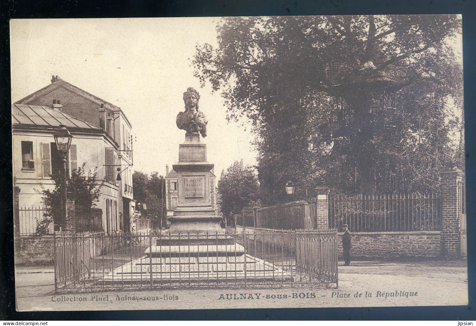 cpa du 93 Aulnay sous Bois -- Place de la République    LION17