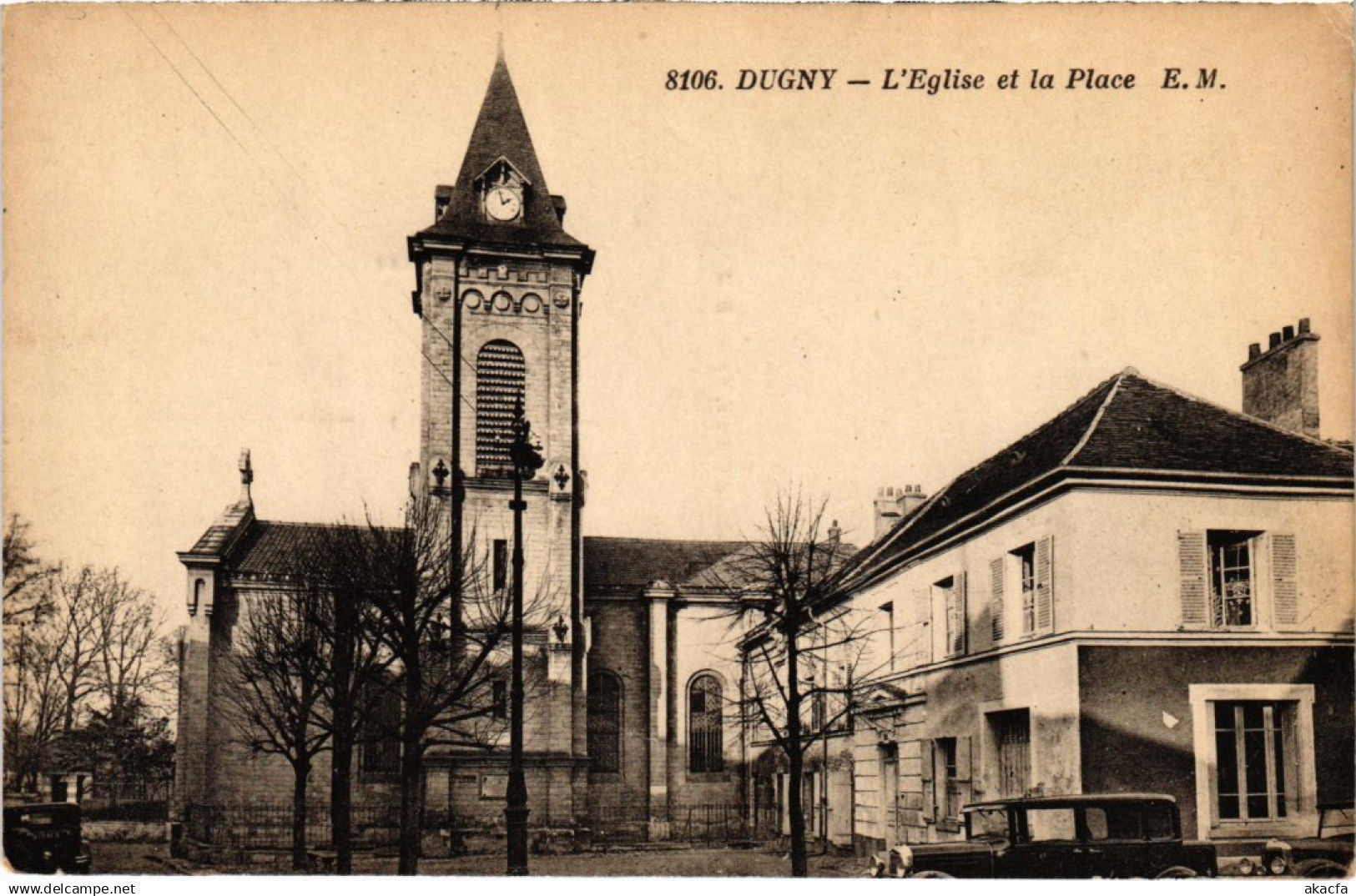 CPA Dugny Eglsie et la Place (1360966)