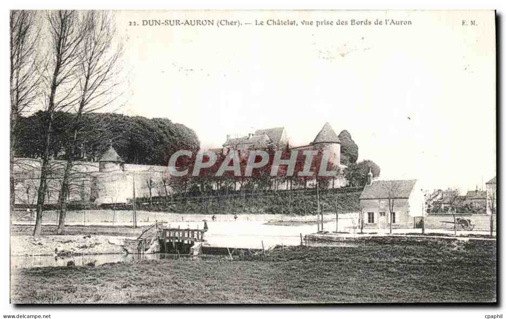CPA Dun sur Auron Le Chatelet vue prise des bords de l Auron