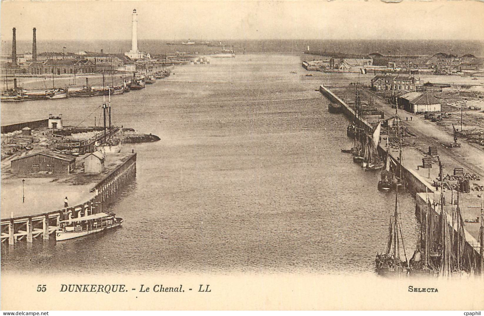 CPA Dunkerque Le Chenal Bateaux Phare