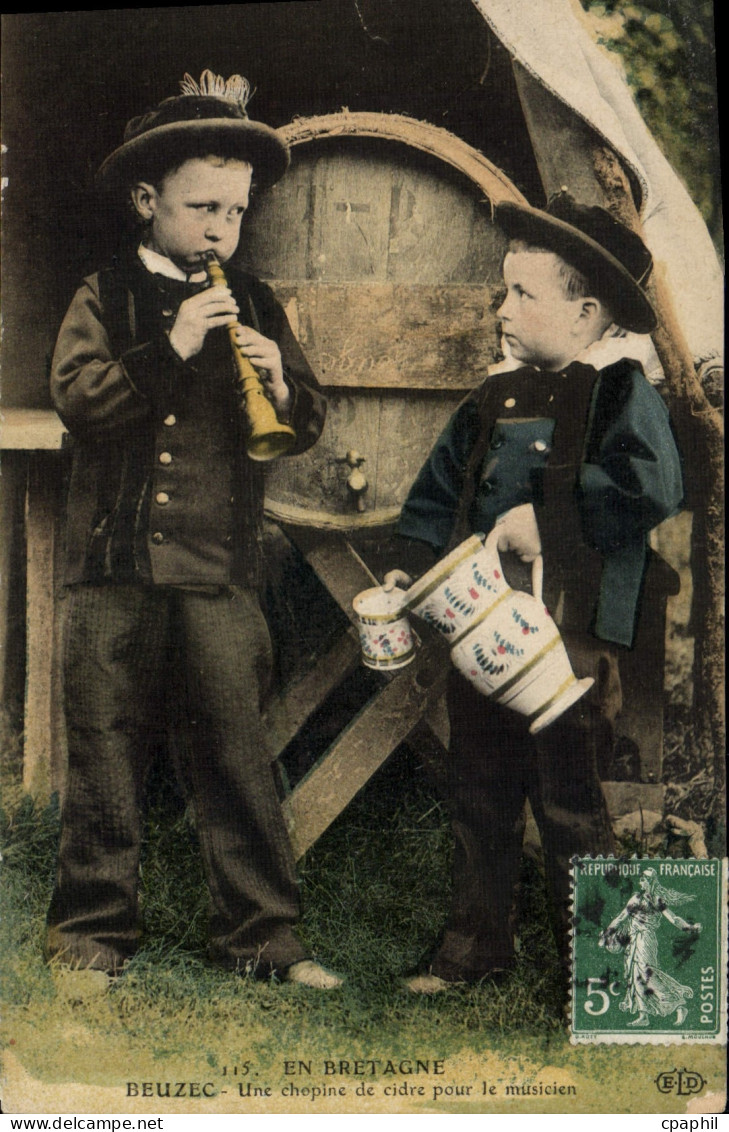 CPA En Bretagne Beuzec une Chopine de Cidre pour le musicien