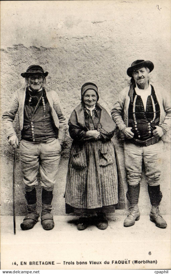 CPA En Bretagne Trois bons vieux du Faouet (Morbihan)