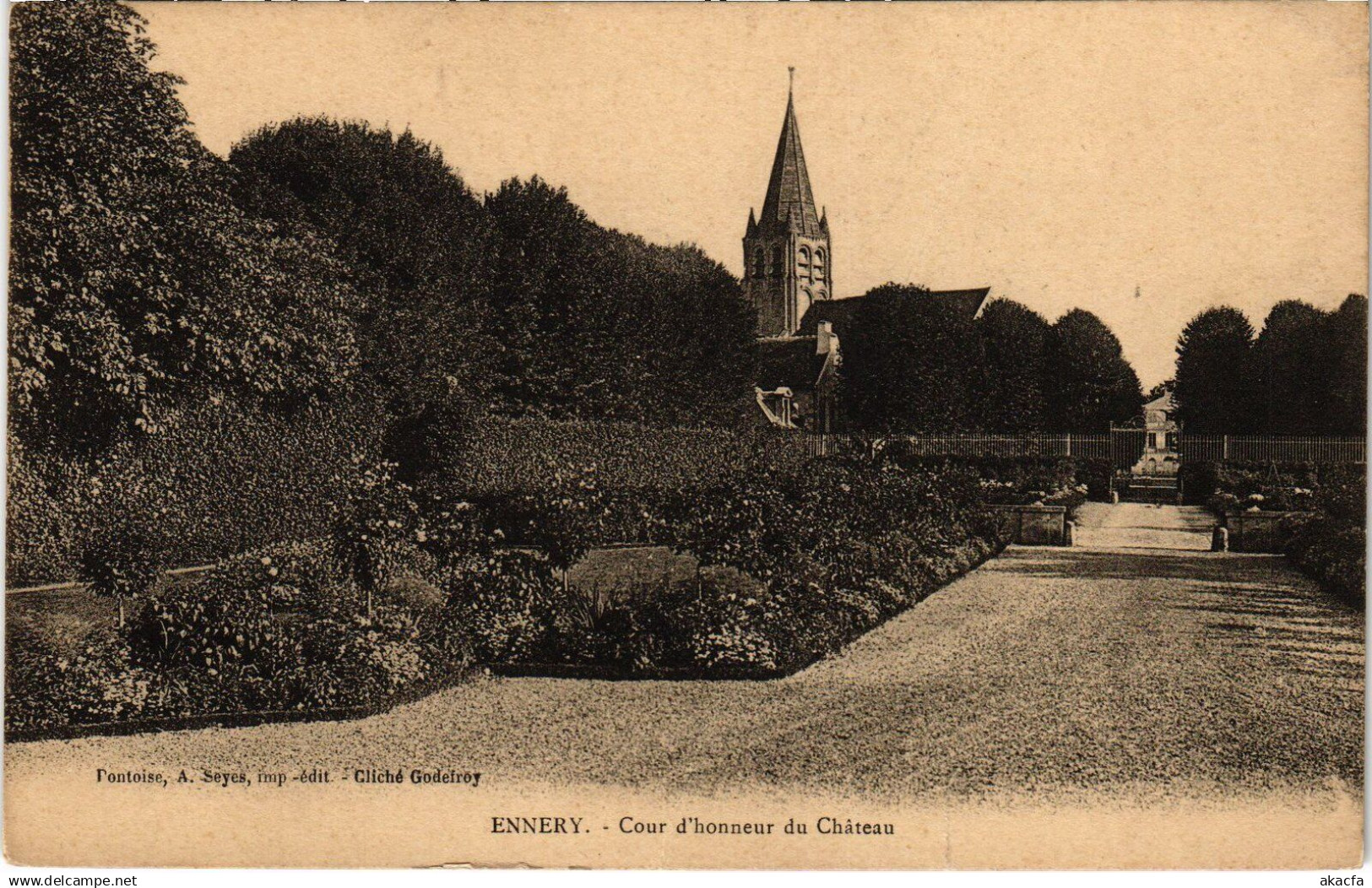 CPA Ennery cour d'honneur du chateau (1318145)