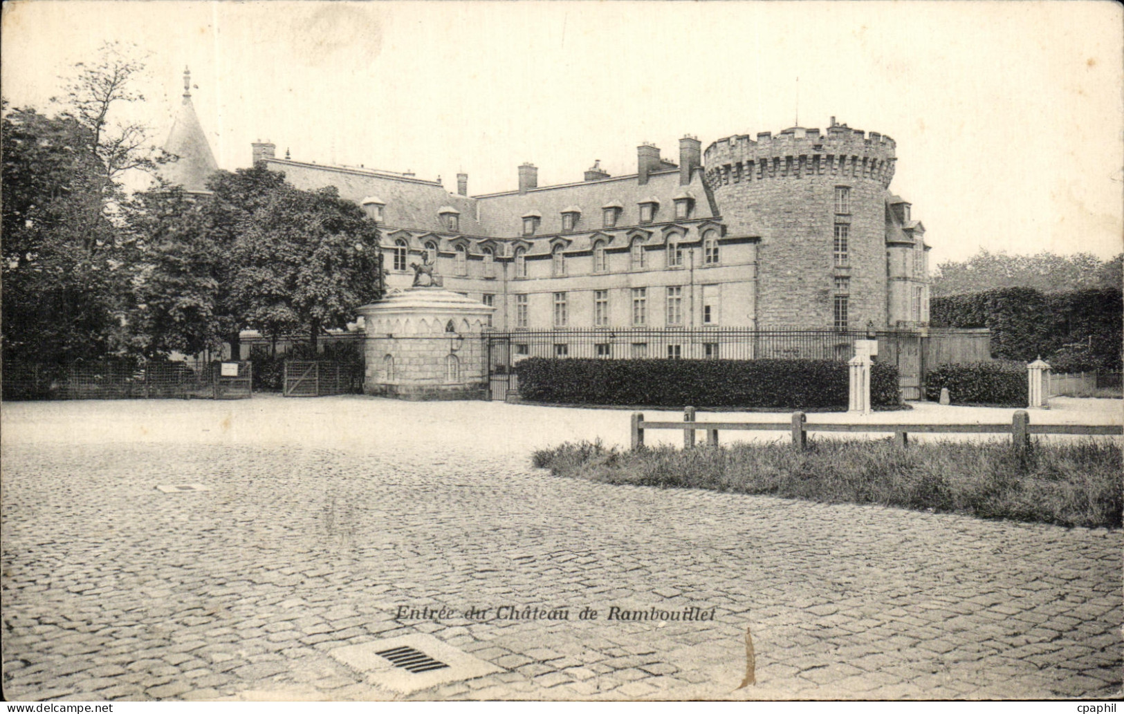 CPA Entree du Chateau de Rambouillet