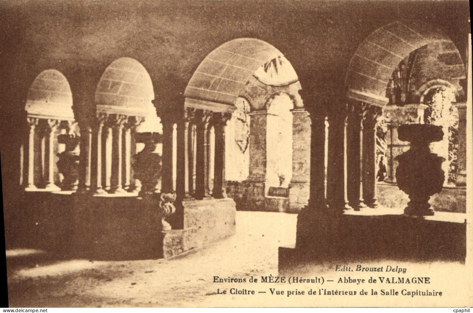 CPA Environs de Meze Herault Abbaye de Valmagne Le Cloitre Vue prise de l'interieur de la Salle Capi