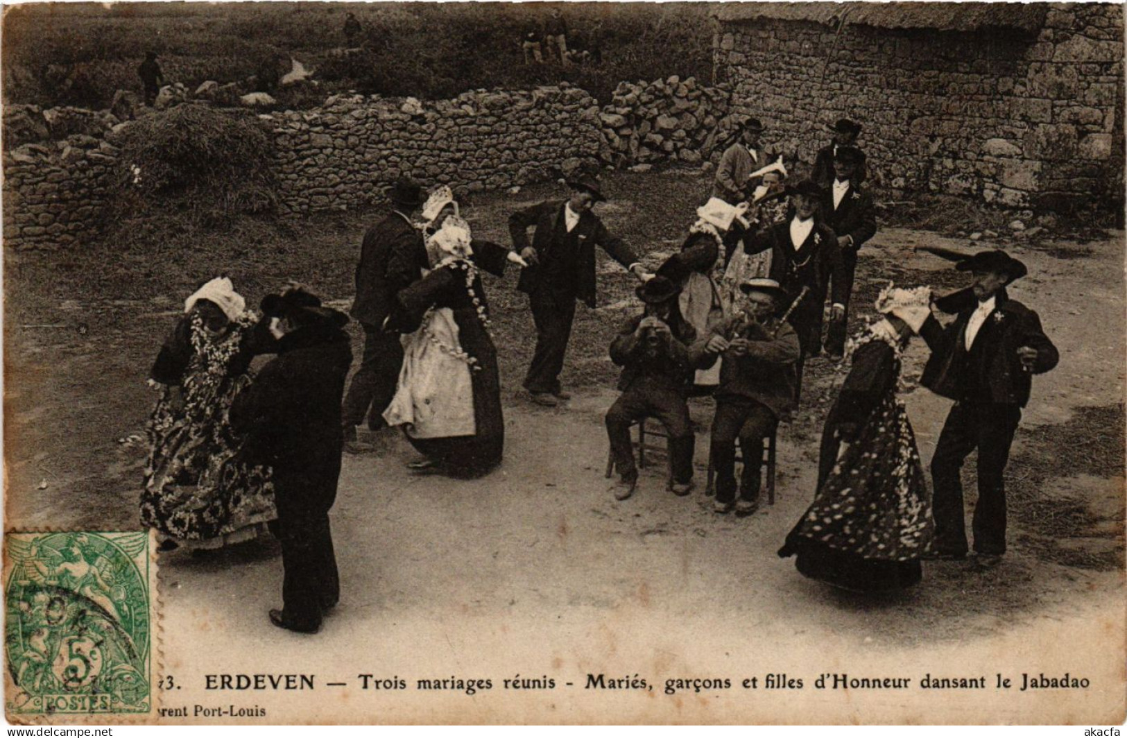 CPA ERDEVEN Trois mariages reunis MARIEs garcons et filles d'Honneur (293691)