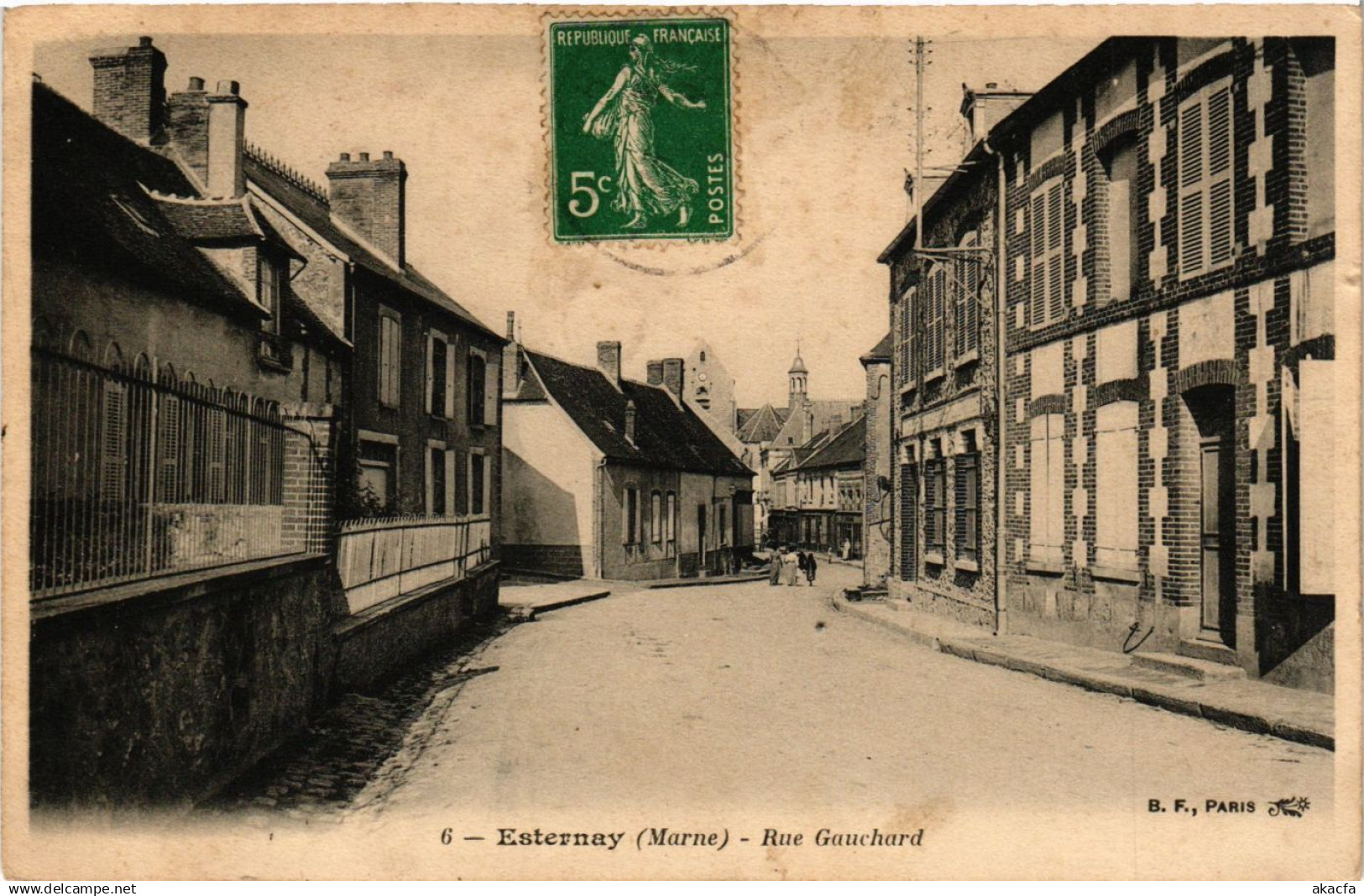 CPA ESTERNAY - Rue Gauchard (364219)