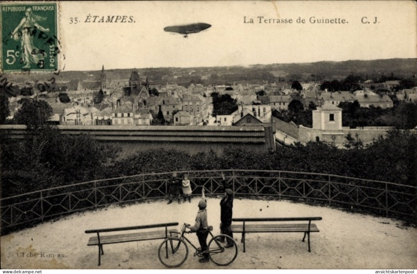 CPA Étampes Essonne, Luftschiff, Aussicht auf die Stadt, Terrasse von Guinette, Fahrräder, Persone