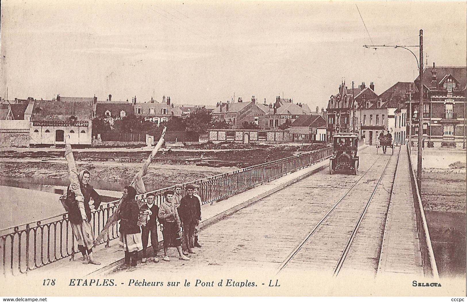 CPA Etaples Pêcheurs sur le Pont voiture très ancienne