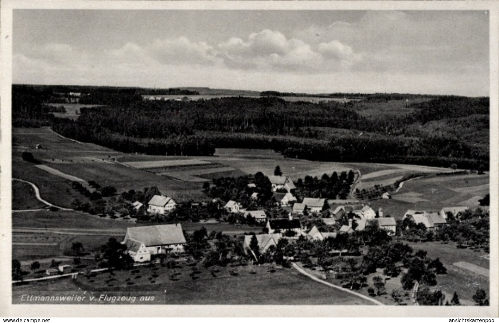 CPA Ettmannsweiler Simmersfeld im Schwarzwald, Luftaufnahme von ländliche Umgebung, keine Persone