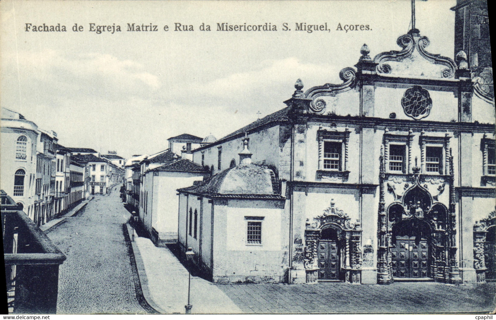 CPA Fachada de Egreja Matriz e Rua Misericordia S Miguel Acores