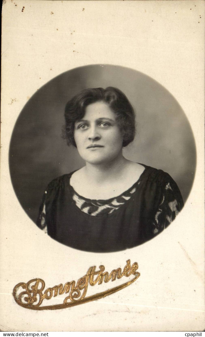 CPA Fantaisie Femme CARTE PHOTO Les Lilas Romainville