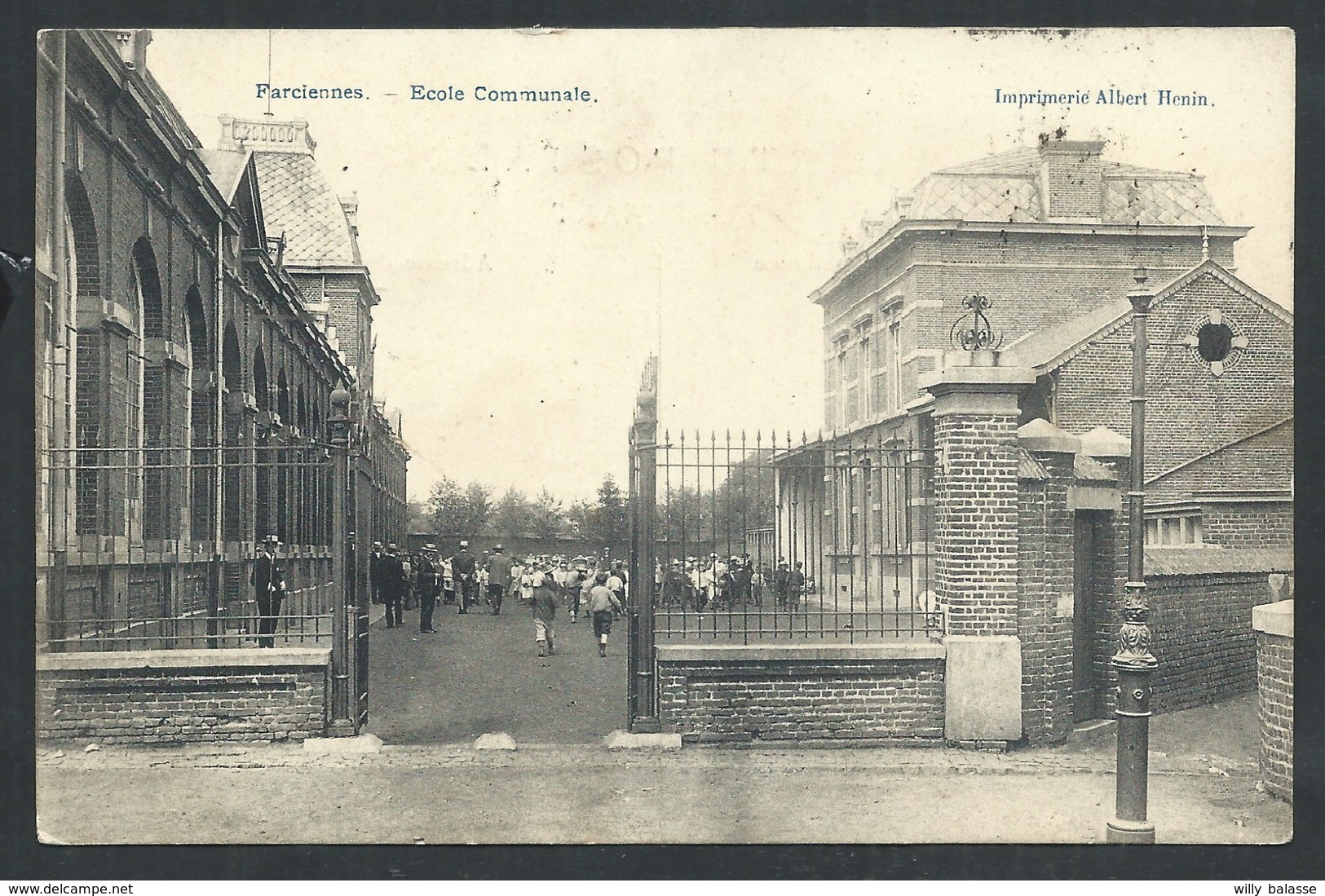 +++ CPA - FARCIENNES - Ecole Communale - Carte Animée !    //