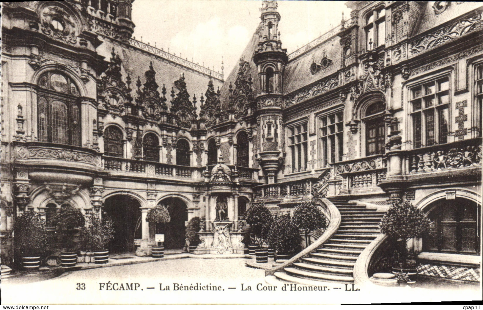 CPA Fecamp La Benedictine La Cour d'Honneur