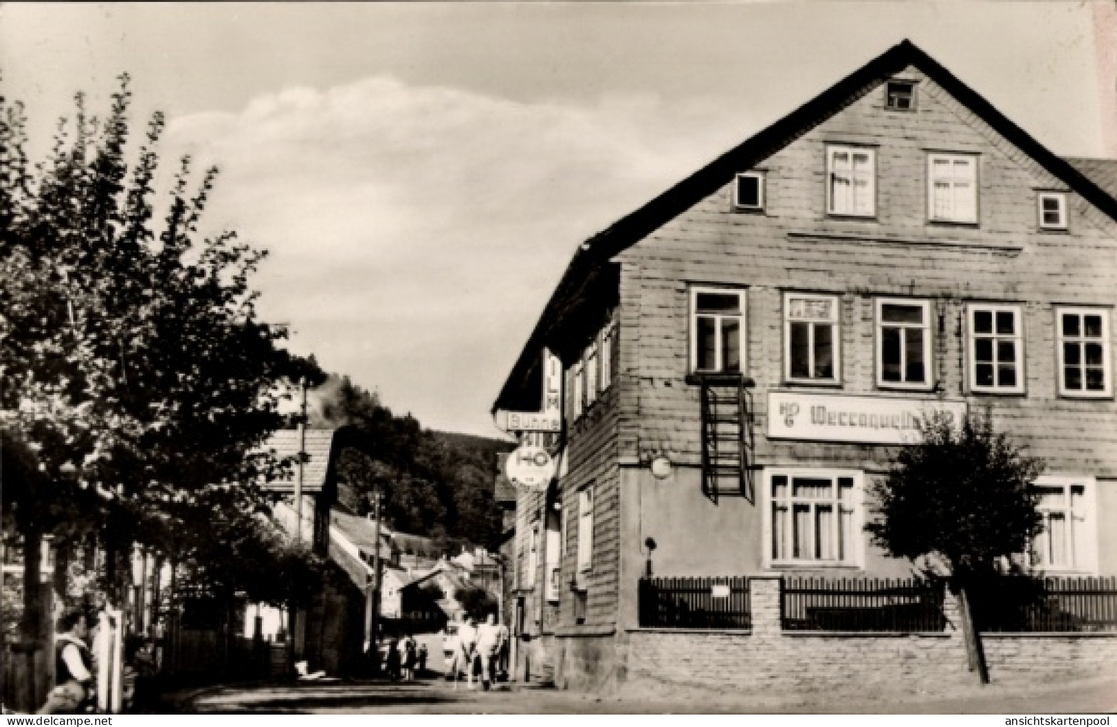 CPA Fehrenbach Masserberg in Thüringen, Historisches Holzhaus, Bäume, kleine Straße, keine Persone
