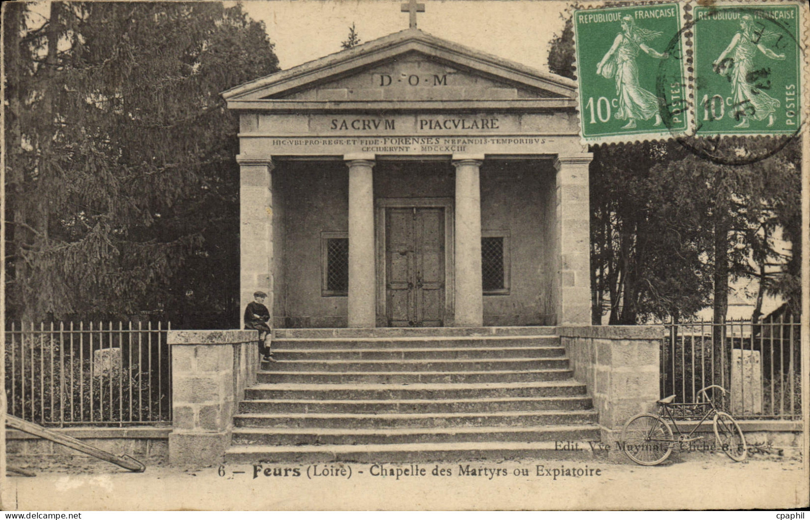 CPA Feurs Chapelle des Martyrs ou Expiatoire