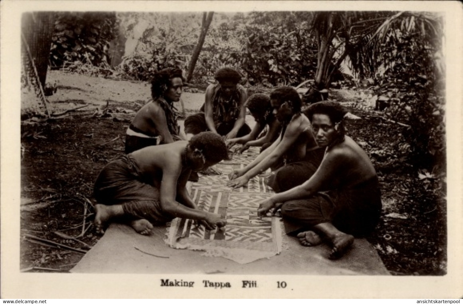 CPA Fidschi, Einheimische knüpfen einen Teppich