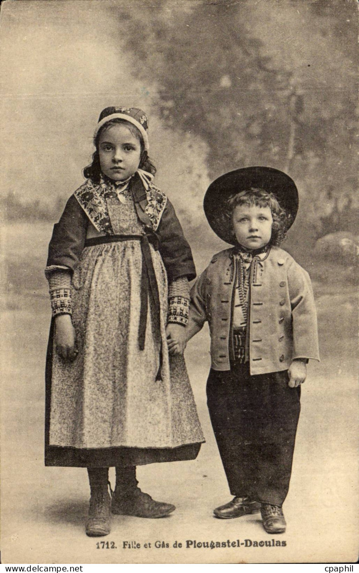 CPA Fille et Gas de Plougastel DAoulas (folklore costume enfants)