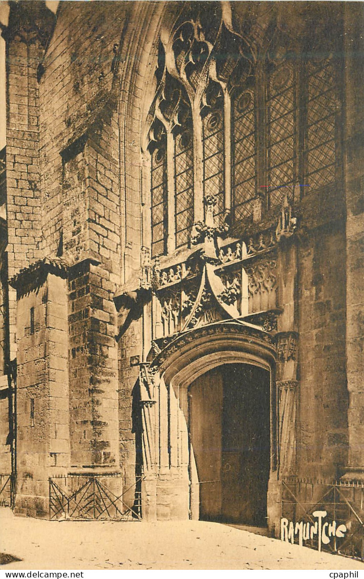 CPA Fontenay Le Comte Facade de l Eglise Notre Dame