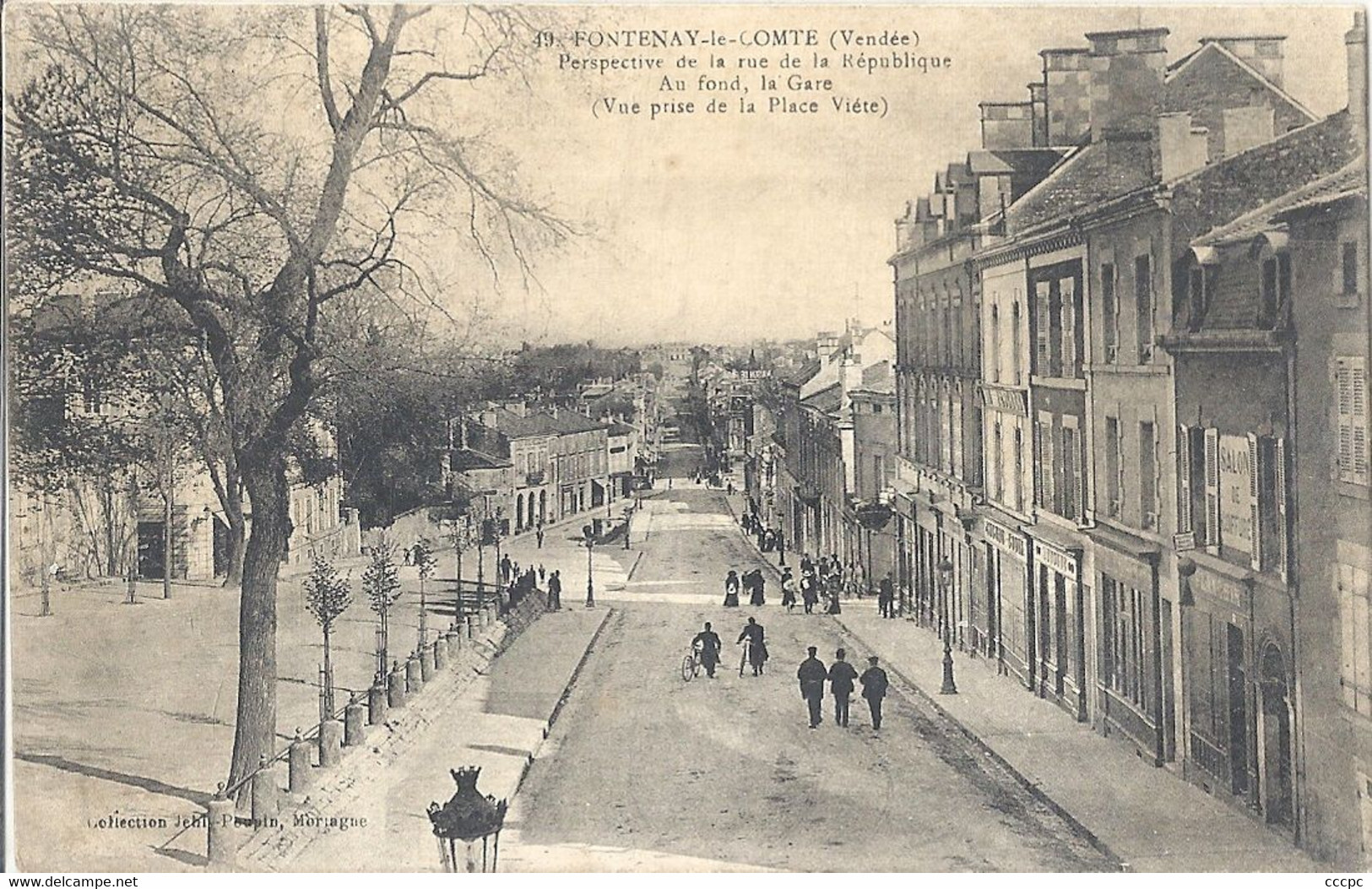 CPA Fontenay-le-Comte Perspective de la rue de la République