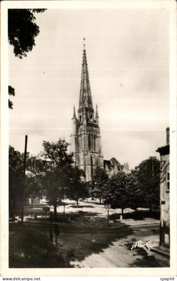 CPA Fontenay Le Comte (Vendee) eglise Noter Dame Fleche
