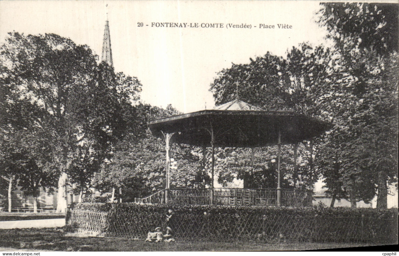 CPA Fontenay Le Comte (Vendee) Place Viete Kiosque