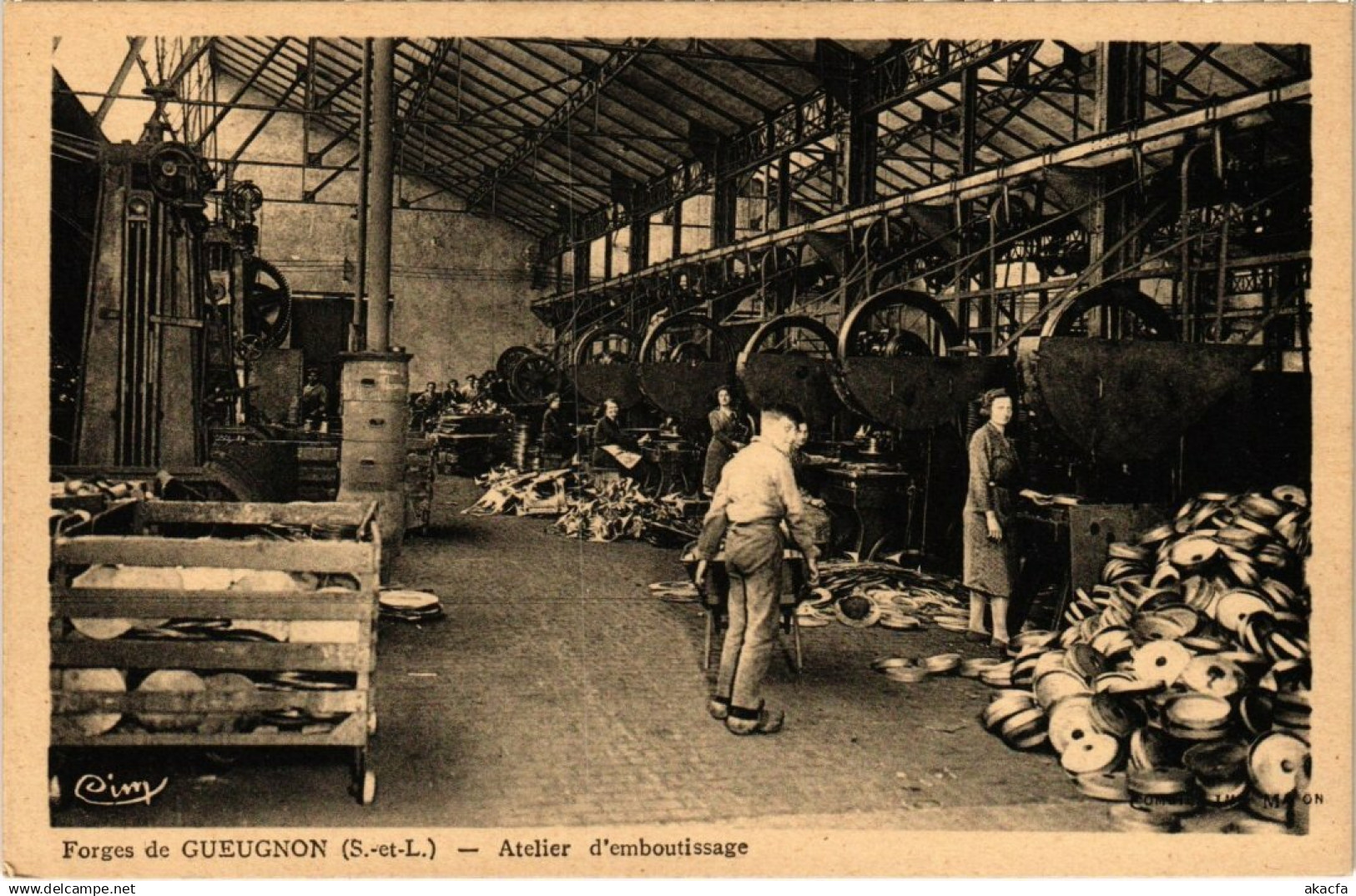 CPA Forges de GUEUGNON - Atelier d'emboutissage (989028)