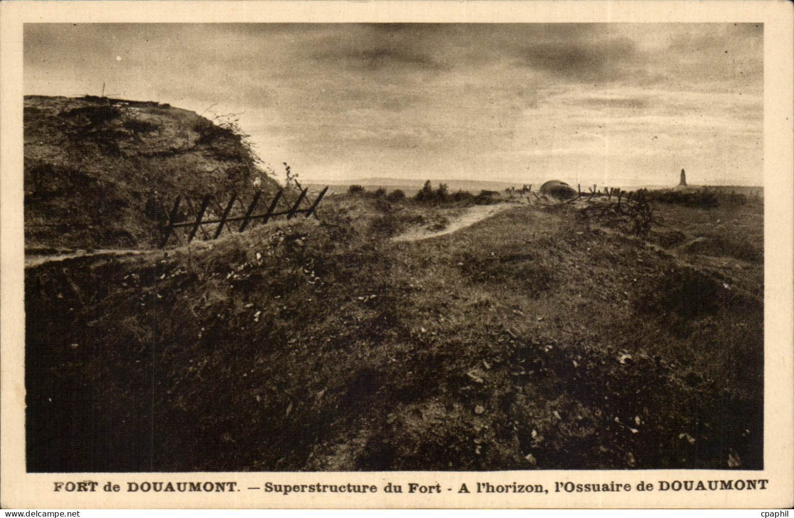 CPA Fort de Douaumont Superstructure du fort a l'horizon l'ossuaire de Douaumont