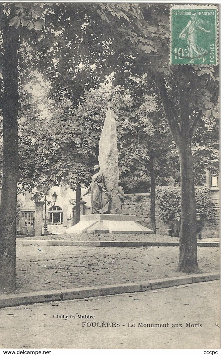 CPA Fougères Le Monument aux Morts