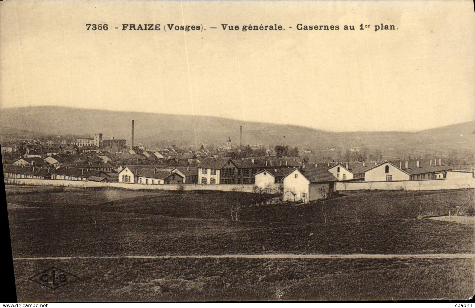 CPA Fraize Vue Generale Casernes au 1er plan Militaira