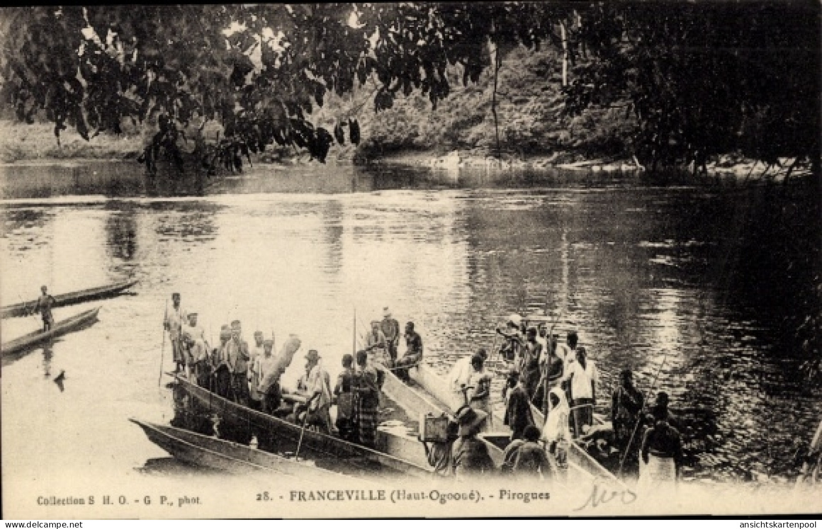 CPA Franceville Ogooué Gabun, Männer in den Pirogen