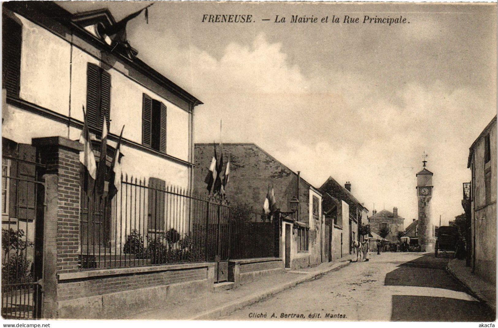 CPA FRENEUSE La Mairie et la Rue Principale (1412295)