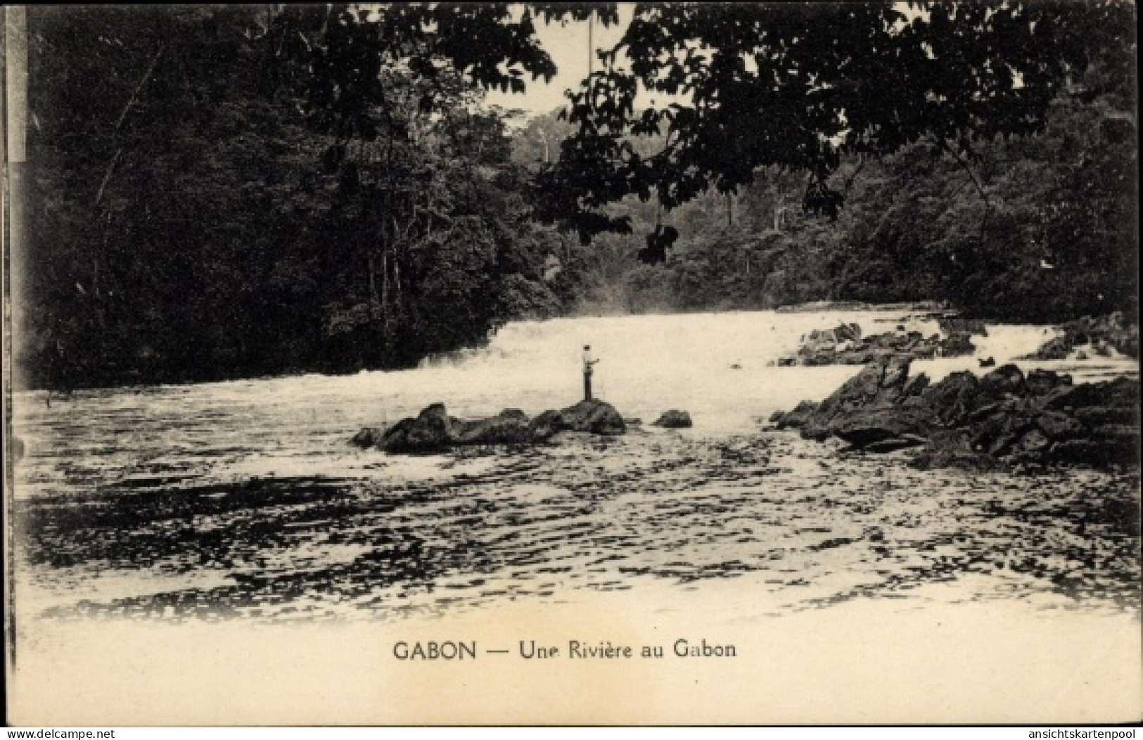 CPA Gabun, Flussufer, Mann auf einem Felsen