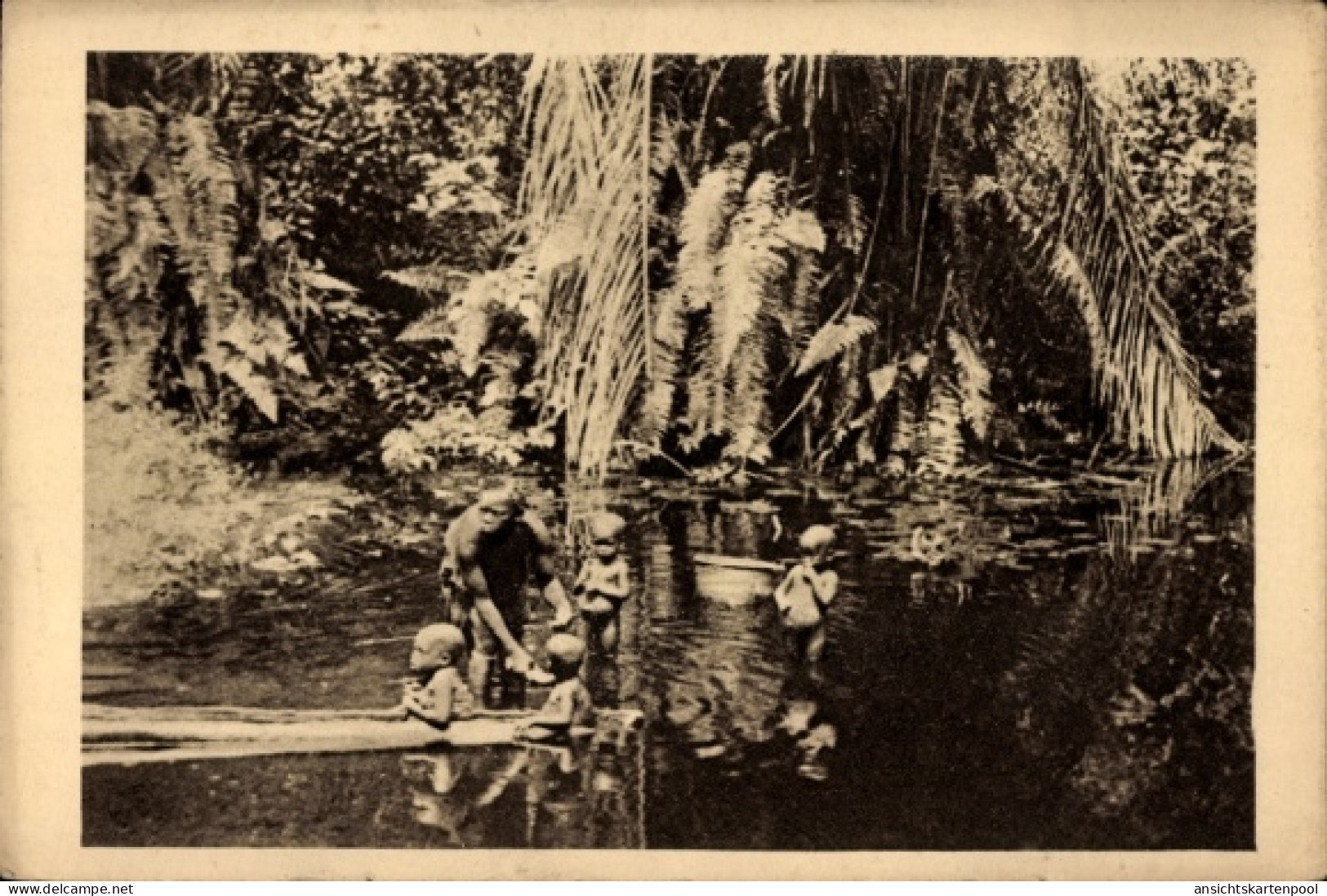 CPA Gabun, La baignade dans un Marigot