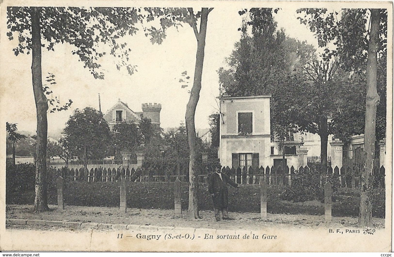 CPA Gagny En Sortant de la Gare