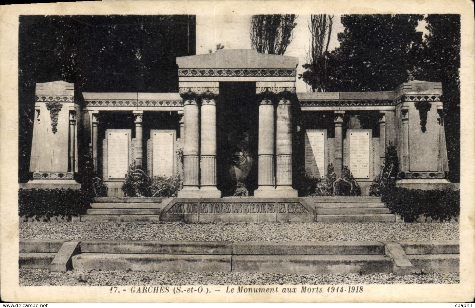 CPA Garches Le Monument Aux Morts