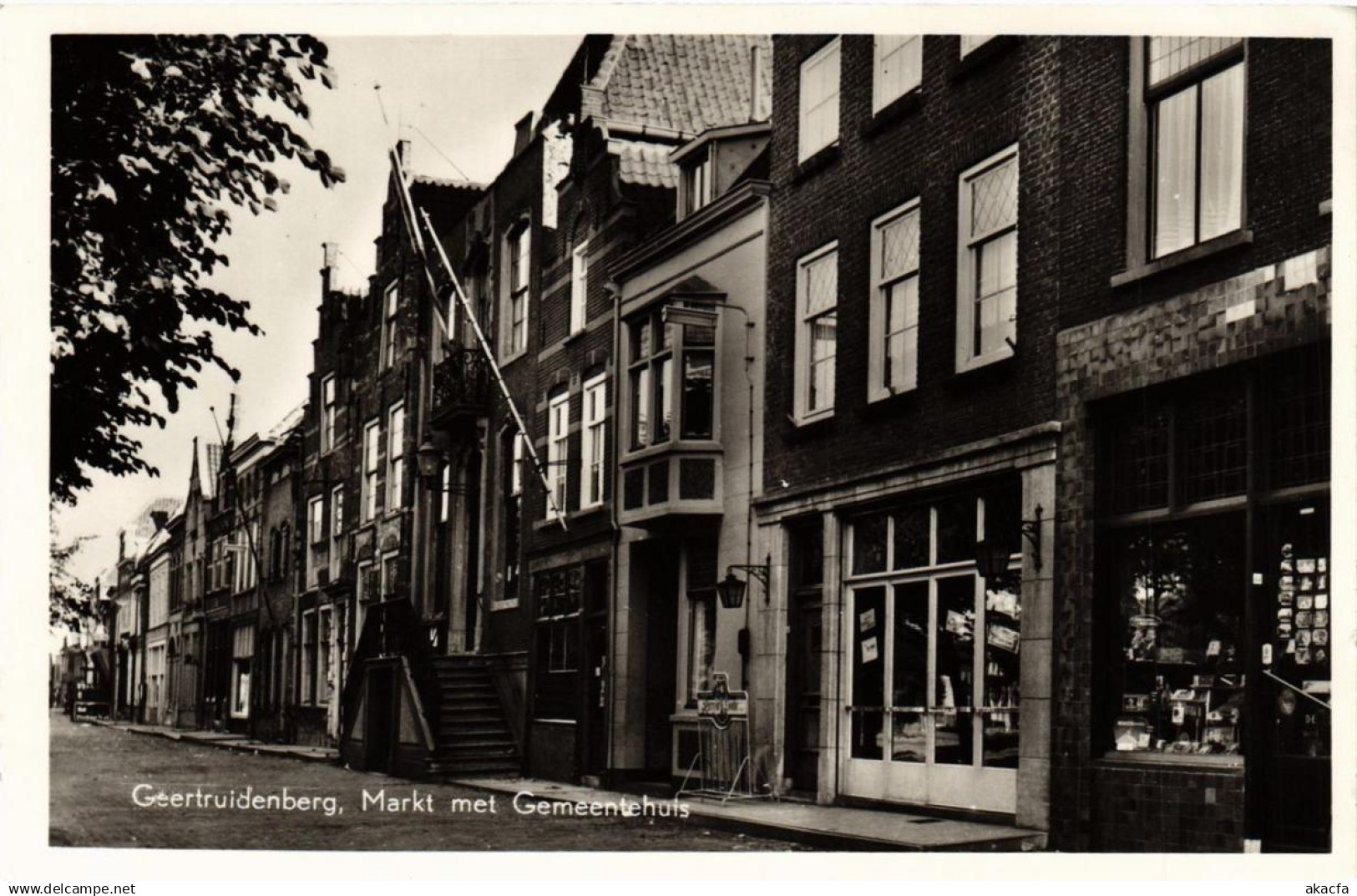 CPA Geertruidenberg Markt met Gemeentehuis NETHERLANDS (728538)