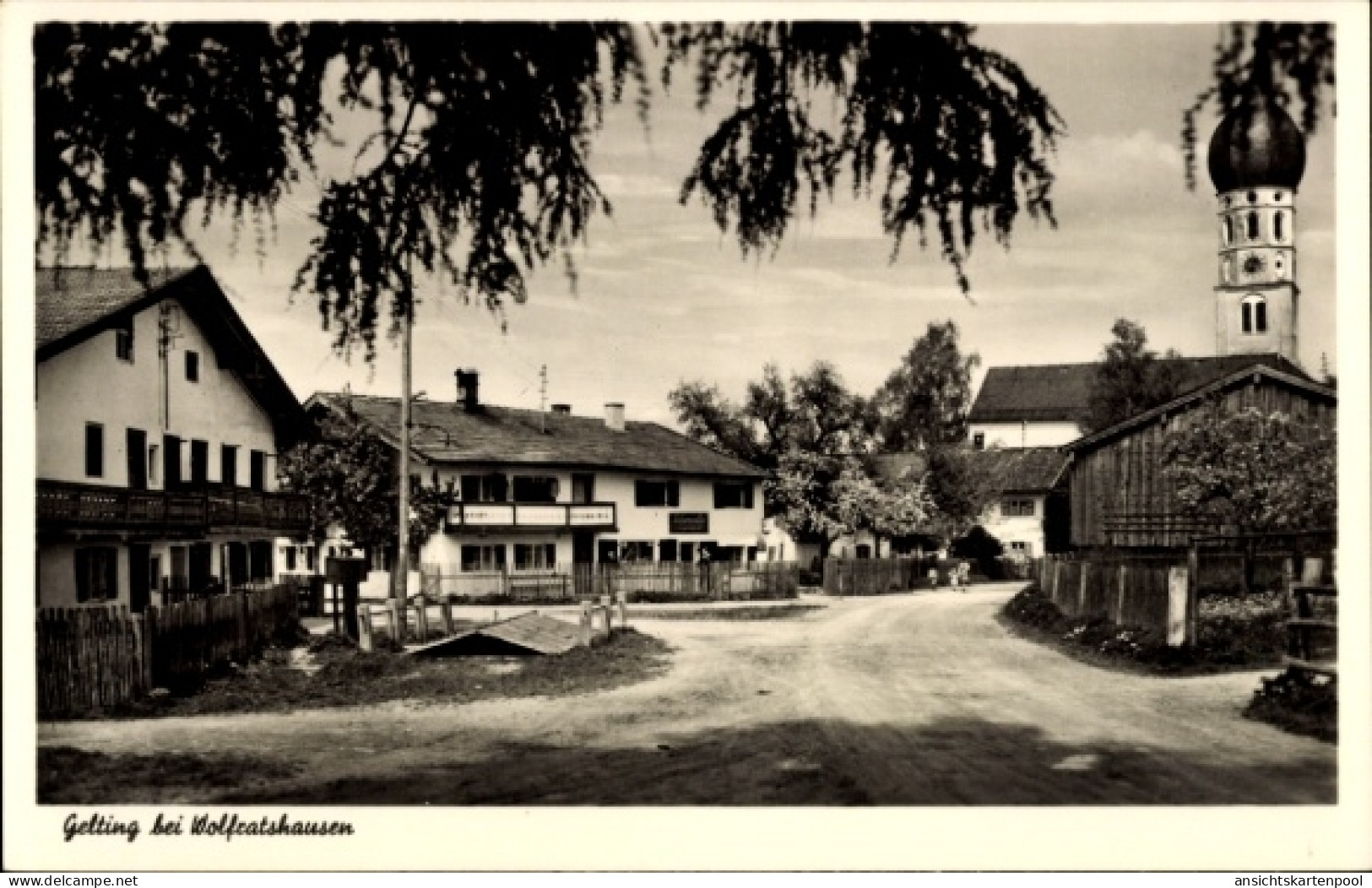 CPA Gelting Geretsried in Oberbayern, Schöne Landschaft, ländliche Gebäude, Straße, Kirchturm