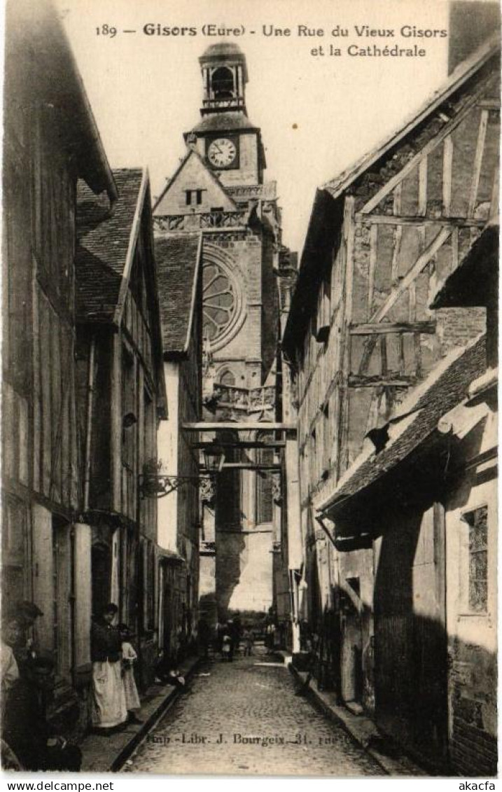CPA GISORS - Une Rue du Vieux GISORS et la Cathédrale (182190)