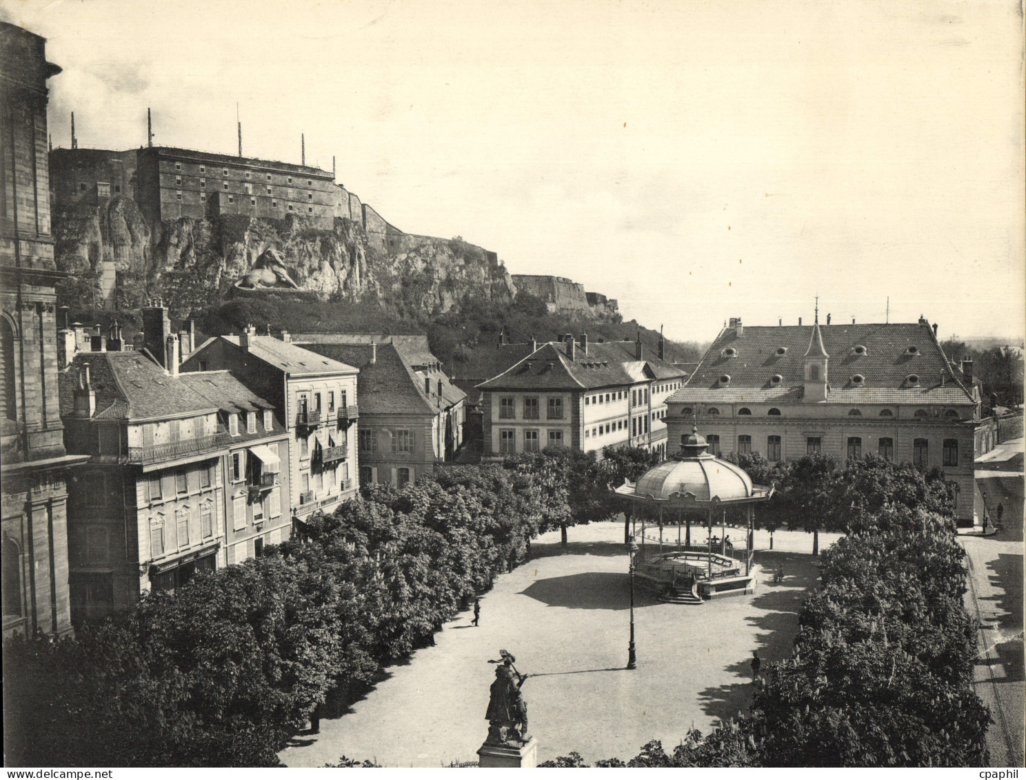 CPA Grand Format Belfort La Place d'Armes L'Hotel de Ville le Chateau et le Lion 28 * 23 cm