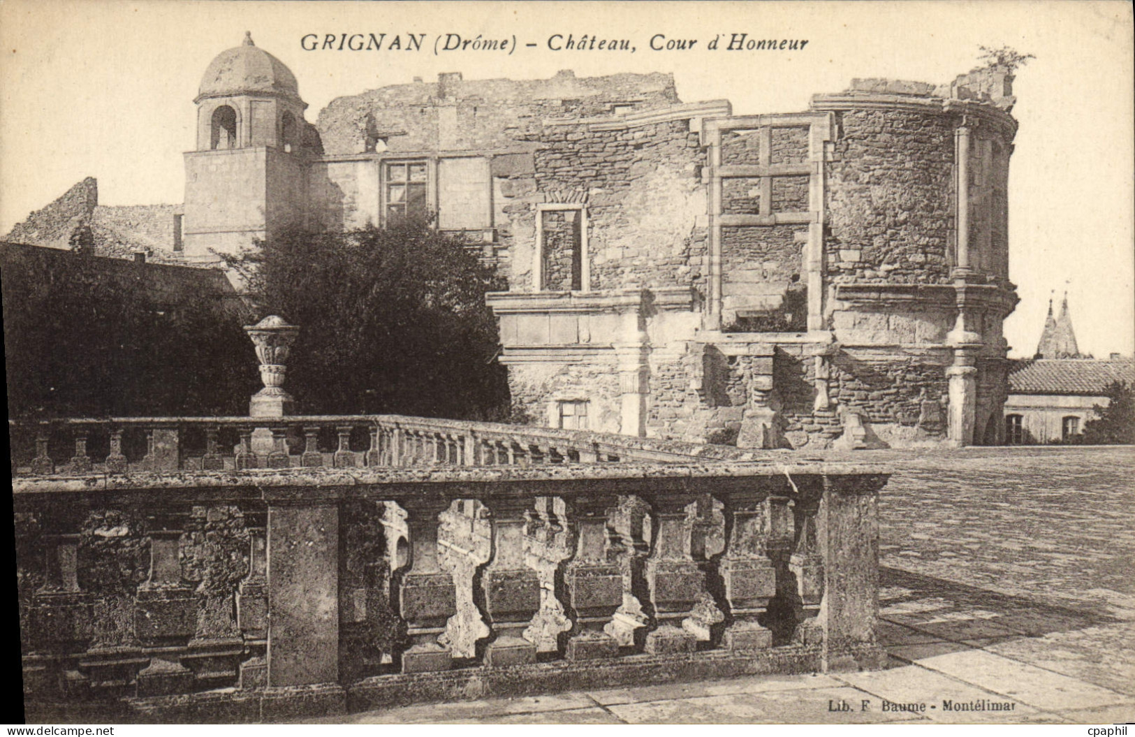 CPA Grignan Drome chateau cour d'honneur