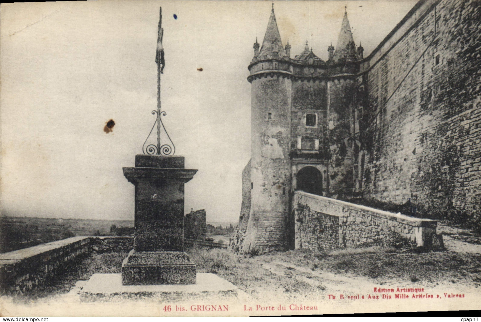 CPA Grignan la Porte du chateau